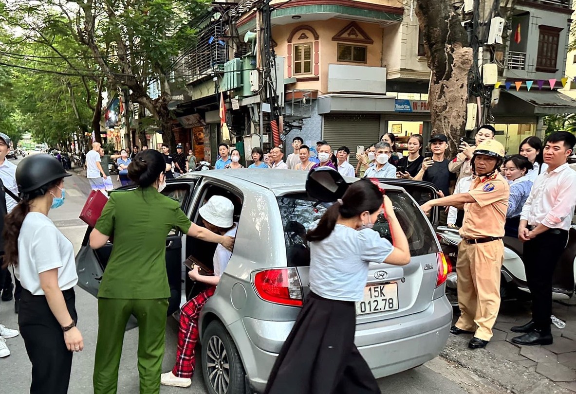 Công an quận Hồng Bàng: Tạm giữ ô tô của nữ lái xe vượt đèn đỏ, cố thủ trong xe và gây mất ANTT